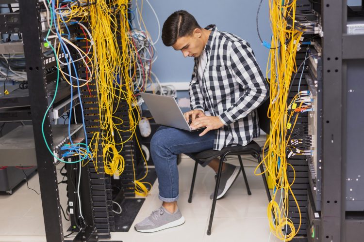 ingeniero-redes-computadora-portatil ingeniero-redes-computadora-portatil